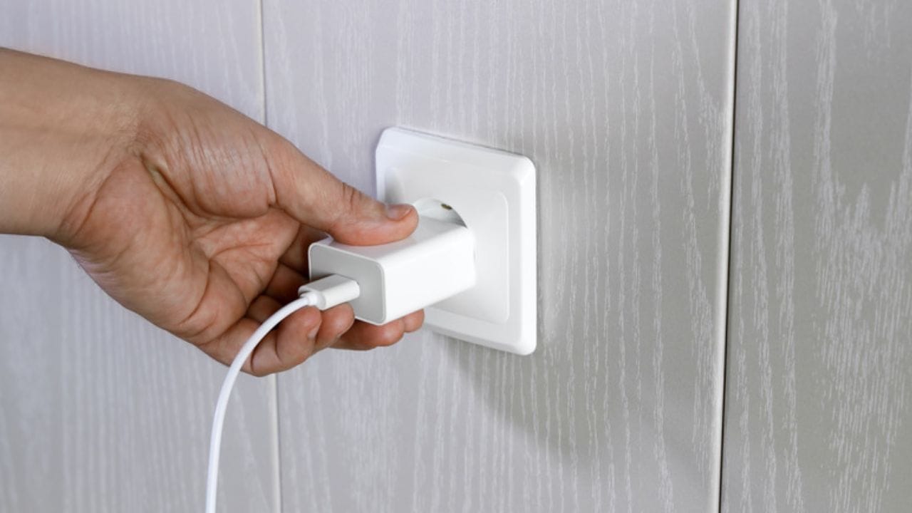  સતત ગરમી ચાર્જરની અંદરના ઇલેક્ટ્રોનિક ઘટકોને અસર કરી શકે છે. વધુમાં, તે ધીમે ધીમે ચાર્જરના જીવનકાળને ઘટાડી શકે છે અને તેને ઝડપથી નિષ્ફળ બનાવી શકે છે. કેટલાક કિસ્સાઓમાં, સસ્તા અથવા નબળી ગુણવત્તાવાળા ચાર્જર પણ સલામતી જોખમો ઉભા કરી શકે છે. તેથી, હંમેશા ઉચ્ચ-ગુણવત્તાવાળા, વિશ્વસનીય બ્રાન્ડના ચાર્જરનો ઉપયોગ કરવો મહત્વપૂર્ણ છે. (ફોટો ક્રેડિટ - સોશિયલ મીડિયા)