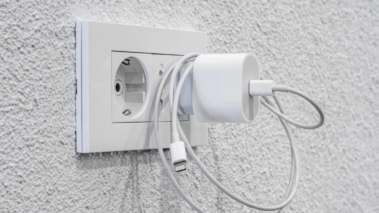 સતત પ્લગ ઇન કરવાથી ચાર્જરને નુકસાન થઈ શકે: જો ચાર્જર લાંબા સમય સુધી સોકેટમાં રાખવામાં આવે તો ચાર્જર થોડું ગરમ ​​થઈ શકે છે. આ ગરમી વધુ મજબૂત રીતે અનુભવાઈ શકે છે, ખાસ કરીને જો ચાર્જર જૂનું હોય અથવા નબળી ગુણવત્તાનું હોય. (ફોટો ક્રેડિટ - સોશિયલ મીડિયા)