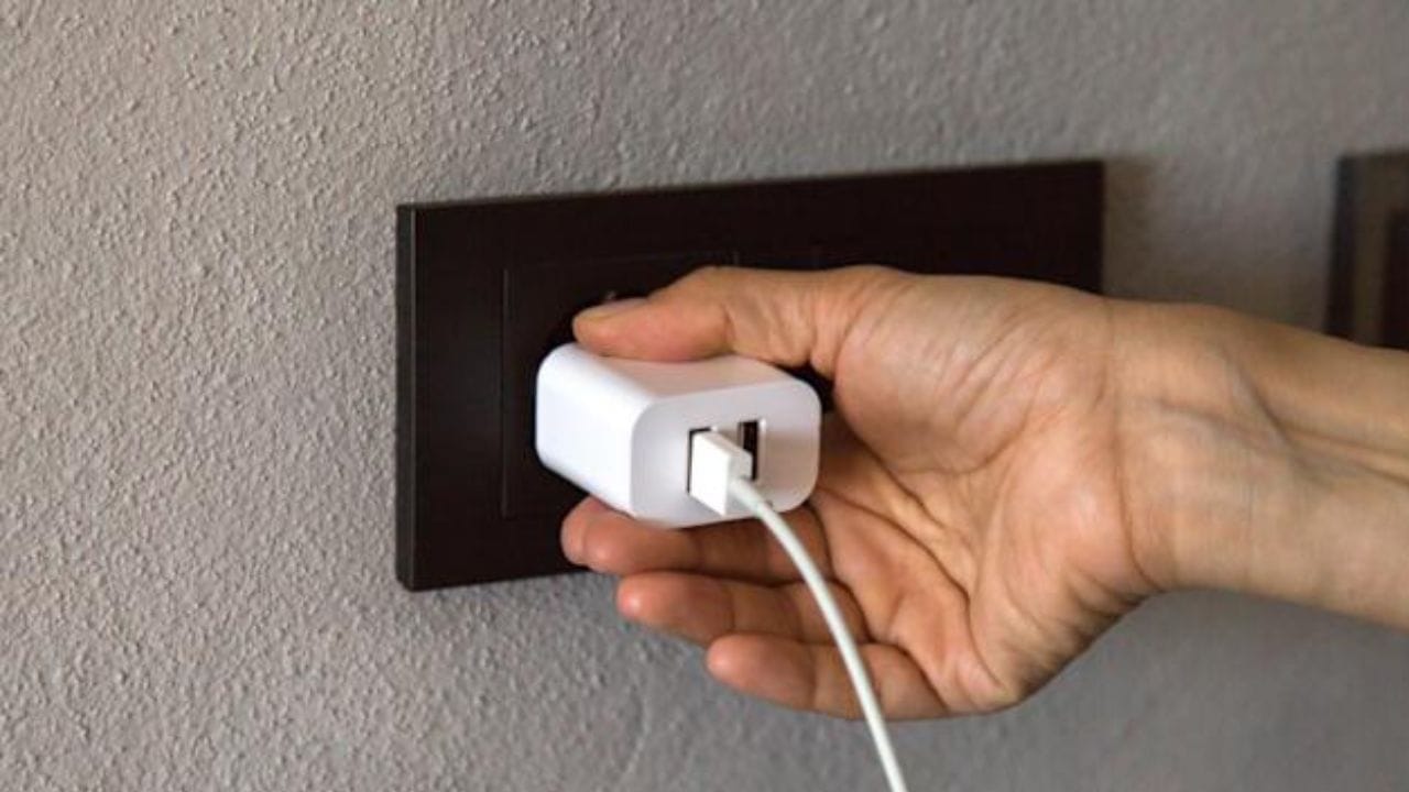   સતત વીજળીનો વપરાશ: જો ચાર્જર સોકેટમાં પ્લગ થયેલ હોય પરંતુ તેની સાથે કોઈ ઉપકરણ જોડાયેલ ન હોય, તો પણ તે થોડી વીજળીનો ઉપયોગ કરવાનું ચાલુ રાખે છે. આને તકનીકી રીતે વેમ્પાયર એનર્જી અથવા સ્ટેન્ડબાય પાવર તરીકે ઓળખવામાં આવે છે. વીજળીનો આ જથ્થો ખૂબ જ ઓછો હોય છે, ઘણીવાર ફક્ત થોડા વોટનો હોય છે. જો કે, જો ઘરમાં બહુવિધ ચાર્જર, ટીવી અથવા અન્ય ઇલેક્ટ્રોનિક ઉપકરણો હંમેશા સ્ટેન્ડબાય મોડમાં હોય, તો આ નાનો વપરાશ પણ સમય જતાં વીજળી બિલમાં નોંધપાત્ર તફાવત લાવી શકે છે. તેથી, ઊર્જા બચાવવા માટે, જ્યારે જરૂર ન હોય ત્યારે ચાર્જરને અનપ્લગ કરવું વધુ સારું છે. (ફોટો ક્રેડિટ - સોશિયલ મીડિયા)