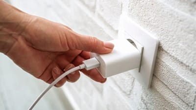 આજકાલ, સ્માર્ટફોન અને લેપટોપ લગભગ દરેક ઘરમાં રોજિંદી જરૂરિયાત બની ગયા છે. આ ઉપકરણોને ચાર્જ કરવા માટે, તેમના ચાર્જર ઘણીવાર પાવર સોકેટમાં પ્લગ ઇન હોય છે. સુવિધા માટે, ઘણા લોકો ચાર્જરને દૂર કરવાને બદલે, ફક્ત જરૂર પડે ત્યારે ફોનને કનેક્ટ કરવાને બદલે હંમેશા પ્લગ ઇન રાખે છે. પરંતુ શું આ આદત સંપૂર્ણપણે સલામત છે, અથવા તે પાવર વપરાશ, ચાર્જરના લાઈફ અને ઘરની સુરક્ષાને અસર કરી શકે છે? ઘણા લોકો આશ્ચર્ય કરે છે કે શું ચાર્જરને સતત પ્લગ ઇન રાખવું યોગ્ય છે. ચાલો આને સરળ શબ્દોમાં સમજીએ. (ફોટો ક્રેડિટ - સોશિયલ મીડિયા)