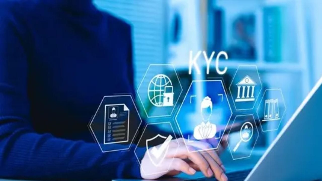 CKYC નંબર કેવી રીતે જનરેટ કરવો?: CKYC નંબર જનરેટ કરવા માટે, તમારા ફોન અથવા લેપટોપ પર "CKYC" શોધો અને દેખાતી પહેલી લિંક ખોલો. હવે, "CKYC માં નવા વપરાશકર્તા" પર ક્લિક કરો. તમારો મોબાઇલ નંબર અને કેપ્ચા કોડ દાખલ કરો, પછી "આગળ" પર ક્લિક કરો. આ પ્રક્રિયાને અનુસર્યા પછી, તમને SMS દ્વારા એક લિંક પ્રાપ્ત થશે. તે લિંકનો ઉપયોગ કરીને, તમે તમારું CKYC કાર્ડ ડાઉનલોડ કરી શકશો. (ફોટો ક્રેડિટ-સોશિયલ મીડિયા)