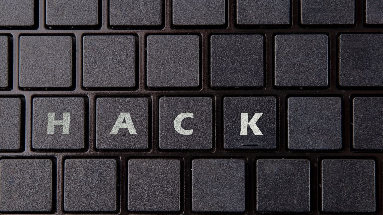 ભારતમાં સાયબર કાયદાની મુખ્ય જોગવાઈઓ અને કાયદાઓ વિશે વાત કરીએ તો. માહિતી ટેકનોલોજી અધિનિયમ, 2000 (IT અધિનિયમ) ભારતમાં સાયબર ગુનાઓ માટે આ મુખ્ય કાયદો છે.કલમ 66  કમ્પ્યુટર સિસ્ટમને નુકસાન પહોંચાડવા અથવા હેક કરવા બદલ 3 વર્ષ સુધીની કેદ અથવા 5 લાખ સુધીનો દંડ.