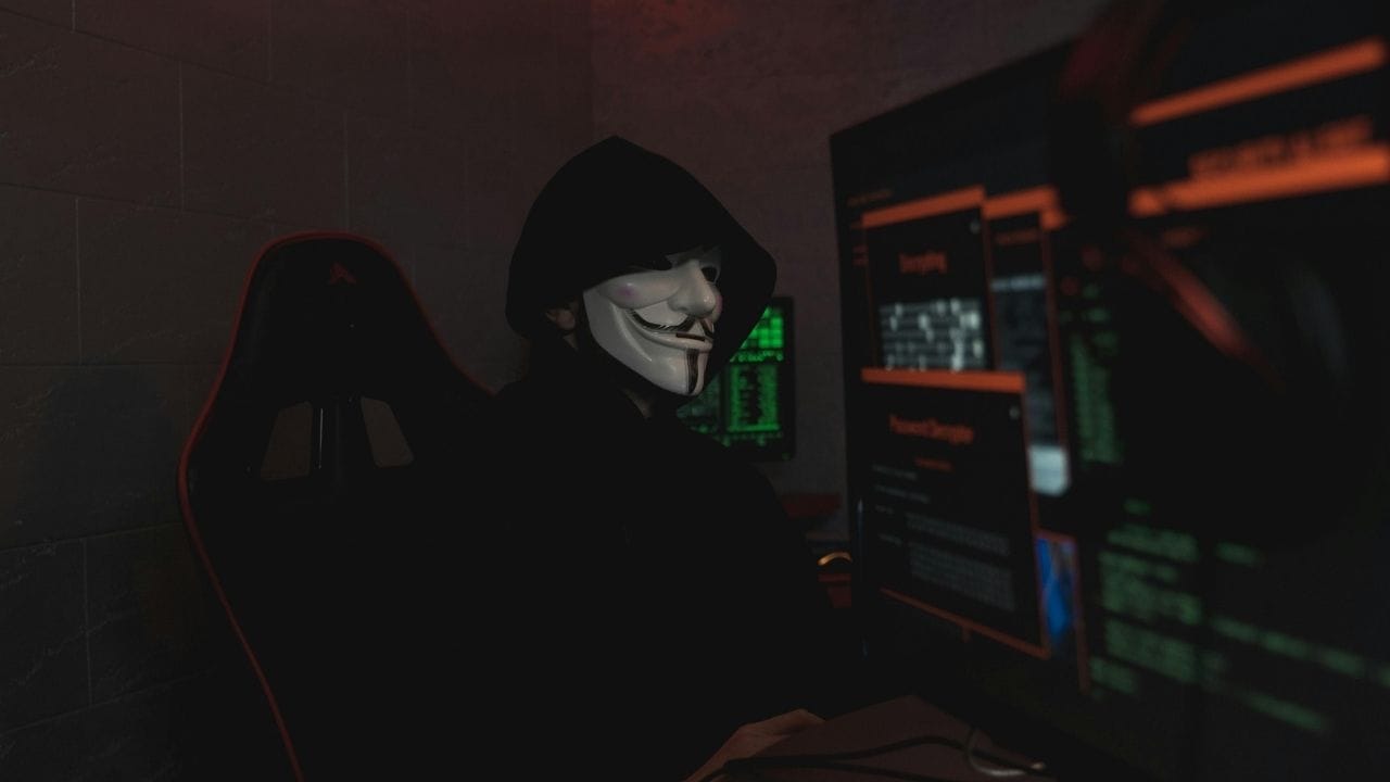 કલમ 66C અને 66D ઓળખ ચોરી (પાસવર્ડ, ડિજિટલ હસ્તાક્ષર) અને નકલ દ્વારા છેતરપિંડી માટે સજા. કલમ 67 ઇલેક્ટ્રોનિક સ્વરૂપમાં અશ્લીલ સામગ્રી અથવા માહિતી પ્રકાશિત કરવી અથવા પ્રસારિત કરવી (3 થી 5 વર્ષની કેદ) થઈ શકે છે.કલમ 69A ભારતની સાર્વભૌમત્વ અને અખંડિતતાને જોખમમાં મૂકતી વેબસાઇટ્સને અવરોધિત કરવાની સત્તા છે.