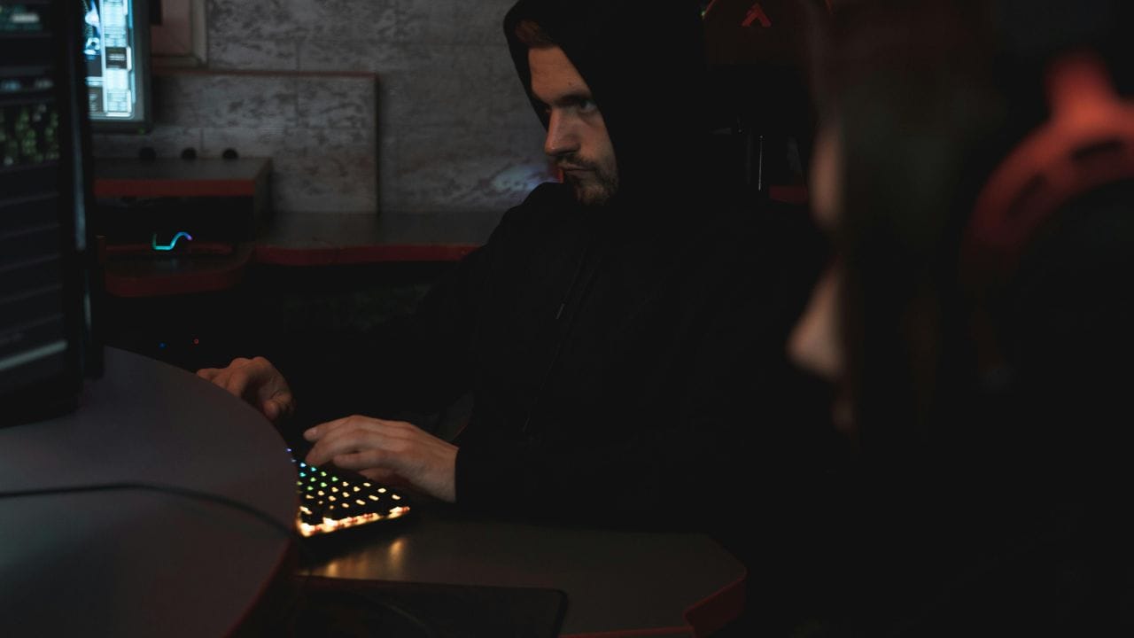 ડિજિટલ પર્સનલ ડેટા પ્રોટેક્શન એક્ટ, 2023  નાગરિકોના ડેટા ગોપનીયતાને સુરક્ષિત રાખવા માટે નવો કાયદો છે.ભારતીય દંડ સંહિતા (BNS) ઇન્ટરનેટનો ઉપયોગ કરીને કરવામાં આવત ગુનાઓ (જેમ કે ચોરી, છેતરપિંડી) હવે આ હેઠળ આવરી લેવામાં આવ્યા છે.જાતીય ગુનાઓથી બાળકોનું રક્ષણ અધિનિયમ, 2012 (POCSO) ઓનલાઈન બાળ જાતીય શોષણના કેસોને લાગુ પડે છે.