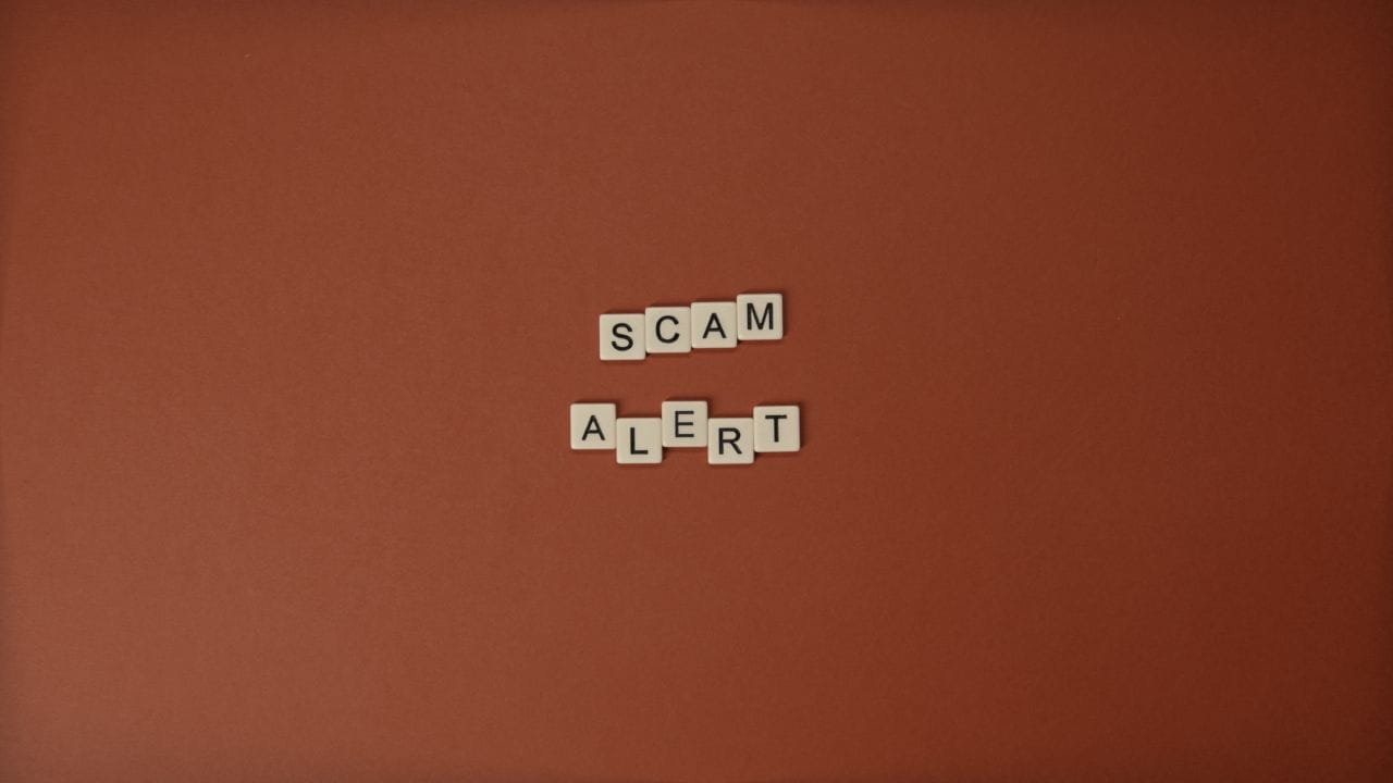  નેશનલ સાયબર ક્રાઇમ રિપોર્ટિંગ પોર્ટલ  (cybercrime.gov.in) પર નાગરિકોને તેમની ફરિયાદો ઓનલાઈન નોંધાવવાની મંજૂરી આપે છે.હેલ્પલાઈન નંબ 1930 નાણાકીય સાયબર છેતરપિંડીની તાત્કાલિક જાણ કરવા માટે.CERT-In: સાયબર સુરક્ષા ઘટનાઓને દુર કરવા માટે નોડલ એજન્સી.