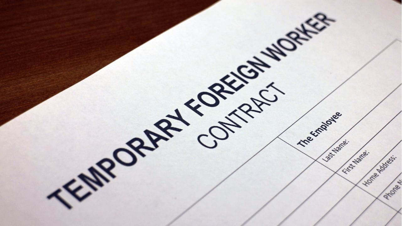 ટેમ્પરરી ફોરેન વર્કર પ્રોગ્રામ (TFWP) હેઠળ સરકારે ગ્રામીણ વિસ્તારોની કંપનીઓને ઓછા વેતનવાળા વધુ વિદેશી કામદારો રાખવાની મંજૂરી આપી છે. આ નિર્ણય મુખ્યત્વે મજૂરોની અછતને કારણે લેવામાં આવ્યો છે, જેના કારણે ઘણી કંપનીઓને કાર્ય ચાલુ રાખવામાં મુશ્કેલી પડી રહી હતી. રોજગાર અને સામાજિક વિકાસ કેનેડા (ESDC) દ્વારા જાહેરાત કરવામાં આવી છે કે 1 એપ્રિલ 2026 થી 31 માર્ચ 2027 સુધી ગ્રામીણ વિસ્તારોની કંપનીઓ વિદેશી કામદારોને નોકરી પર રાખી શકશે.