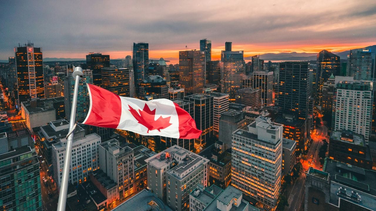 TFWP એ એવો કાર્યક્રમ છે જેના દ્વારા કેનેડિયન કંપનીઓ વિદેશી કામદારોને નોકરી પર રાખી શકે છે. કંપનીઓને ત્યારે જ વિદેશી કામદારો રાખવાની મંજૂરી મળે છે જ્યારે તે કામ માટે સ્થાનિક કામદારો ઉપલબ્ધ ન હોય. આ માટે કંપનીઓએ રોજગાર અને સામાજિક વિકાસ કેનેડા (ESDC) પાસે લેબર માર્કેટ ઇમ્પેક્ટ એસેસમેન્ટ (LMIA) માટે અરજી કરવી પડે છે. ત્યારબાદ ESDC મૂલ્યાંકન કરે છે કે વિદેશી કામદારોને નોકરી પર રાખવાથી કેનેડાના શ્રમ બજાર પર કોઈ નકારાત્મક અસર તો નહીં પડે.