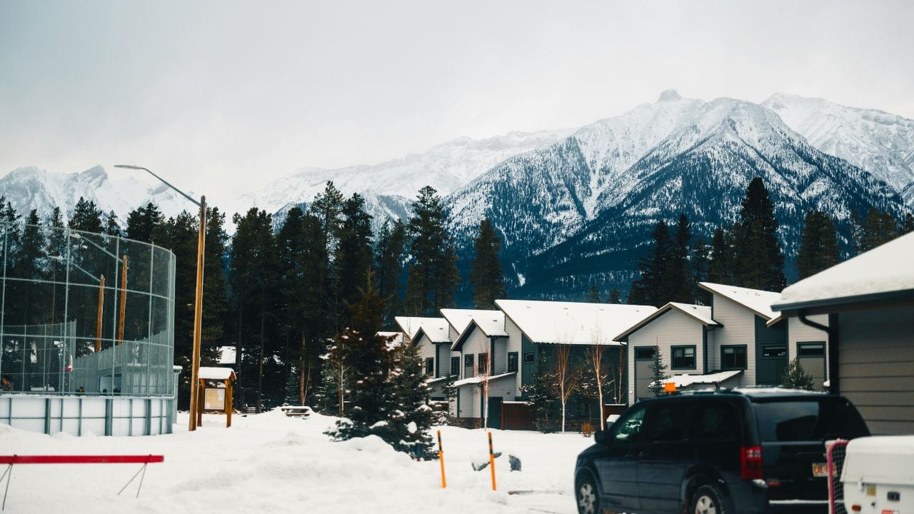 આ કાર્યક્રમ મુખ્યત્વે બે કેટેગરીમાં વહેંચાયેલો છે – ઉચ્ચ વેતનવાળી અને ઓછી વેતનવાળી નોકરીઓ. ઓછી વેતનવાળી નોકરીઓ એ છે જેમાં કલાકદીઠ મળતું વેતન રાજ્યના નિર્ધારિત સરેરાશ વેતન કરતાં ઓછું હોય છે. આવી નોકરીઓ માટે કંપનીઓએ કેટલાક વધારાના નિયમો અને શરતો પણ પૂરી કરવી પડે છે. ખાસ કરીને ગ્રામીણ વિસ્તારોમાં સામાન્ય રીતે વેતન ઓછું હોય છે, જેના કારણે વિદેશી કામદારોને પણ ઓછું પગાર મળવાની શક્યતા રહે છે.