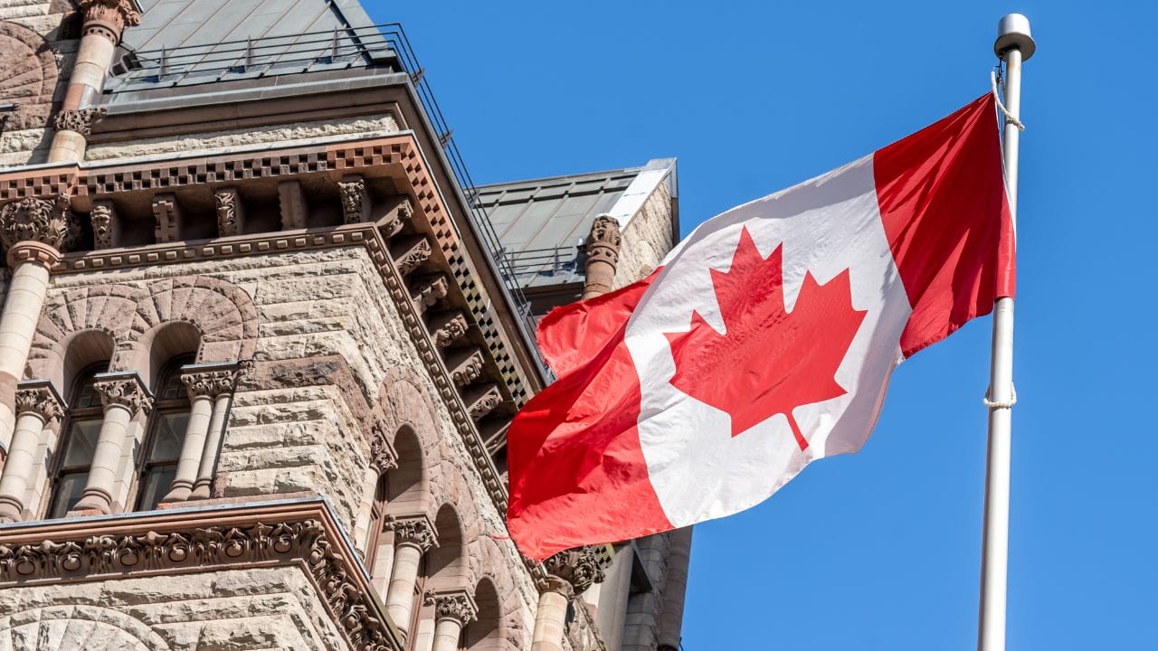 Job Bank પર નોકરી શોધવા માટે સૌથી પહેલા jobbank.gc.ca વેબસાઇટ પર જવું પડે છે. વેબસાઇટના ડેશબોર્ડ પર તમને બે મુખ્ય વિકલ્પ જોવા મળશે – Keyword અને Location. જો તમે સોફ્ટવેર સંબંધિત નોકરી શોધી રહ્યા છો, તો Keyword માં “Software” લખી શકો છો. તેમજ Location માં તમે જે શહેરમાં નોકરી શોધી રહ્યા છો, જેમ કે “Toronto”, તે લખી શકો છો.