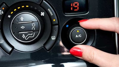 ગરમીના દિવસોમાં કાર ચલાવતી વખતે એર કન્ડિશનર (AC)નો ઉપયોગ લગભગ અનિવાર્ય બની જાય છે. પરંતુ ઘણા ડ્રાઇવરોને ખબર નથી કે ACનો ખોટો ઉપયોગ કારના માઇલેજને અસર કરી શકે છે. AC સિસ્ટમ એન્જિનમાંથી પાવર લે છે, એટલે જો તેનો યોગ્ય રીતે ઉપયોગ ન કરવામાં આવે તો ફ્યુઅલ કે ગેસ વધુ વપરાય છે. (Image Credit Source: Social Media)
