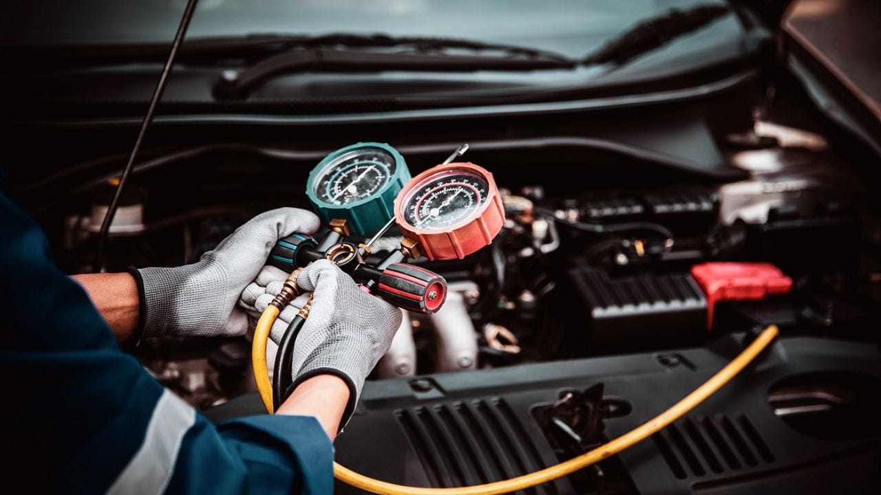 બીજી એક મહત્વની બાબત એ છે કે કાર જો લાંબા સમય સુધી સૂર્યપ્રકાશમાં પાર્ક રહી હોય, તો તરત જ AC ચાલુ ન કરવો. પહેલાથી બારીઓ ખોલીને અંદરની ગરમ હવા બહાર નીકળી જાય તે માટે થોડો સમય આપવો જોઈએ. આથી ACને કેબિન ઠંડું કરવામાં સરળતા રહે છે અને ઊર્જાનો બચાવ થાય છે. (Image Credit Source: Social Media)
