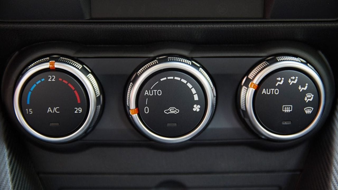 રીસર્ક્યુલેશન મોડનો ઉપયોગ કરવો પણ એક સારો ઉપાય છે. આ મોડમાં કારની અંદરની ઠંડી હવા ફરી વપરાય છે, જેથી ACને સતત નવી હવા ઠંડી કરવાની જરૂર નથી રહેતી. પરિણામે, ફ્યુઅલનો ખર્ચ ઘટે છે. (Image Credit Source: Social Media)
