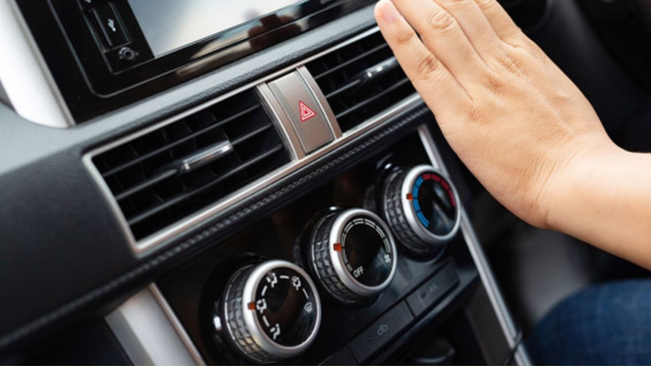 યોગ્ય રીતે ACનો ઉપયોગ કરવાથી તમે આરામ સાથે સાથે ફ્યુઅલ ખર્ચમાં પણ બચત કરી શકો છો. (Image Credit Source: Social Media)