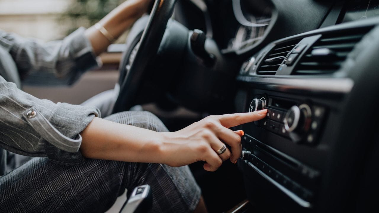 અંતમાં, હવામાન અનુસાર ACનો ઉપયોગ કરવો જોઈએ. જ્યારે હવામાન બહુ ગરમ ન હોય ત્યારે બારીઓ ખોલીને અથવા ફેનનો ઉપયોગ કરીને પણ ડ્રાઈવિંગ કરી શકાય છે. (Image Credit Source: Social Media)