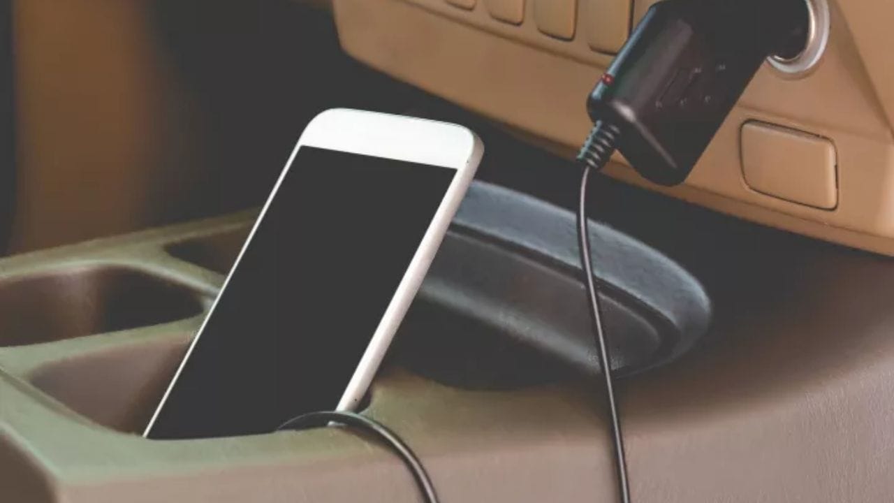 મોટાભાગની આધુનિક કારમાં ચિંતા કરવાની જરૂર નથી. નવી કારોમાં RAP (Retained Accessory Power) જેવી સુવિધા આપવામાં આવે છે. આ સિસ્ટમ એન્જિન બંધ થયા પછી થોડા સમય માટે USB પોર્ટ અને મ્યુઝિક સિસ્ટમને ચાલુ રાખે છે, પરંતુ સામાન્ય રીતે 5 થી 10 મિનિટ પછી આ પાવર આપમેળે બંધ થઈ જાય છે. એટલે કે, થોડા સમય પછી ચાર્જર બેટરીમાંથી પાવર લેવાનું બંધ કરી દે છે.