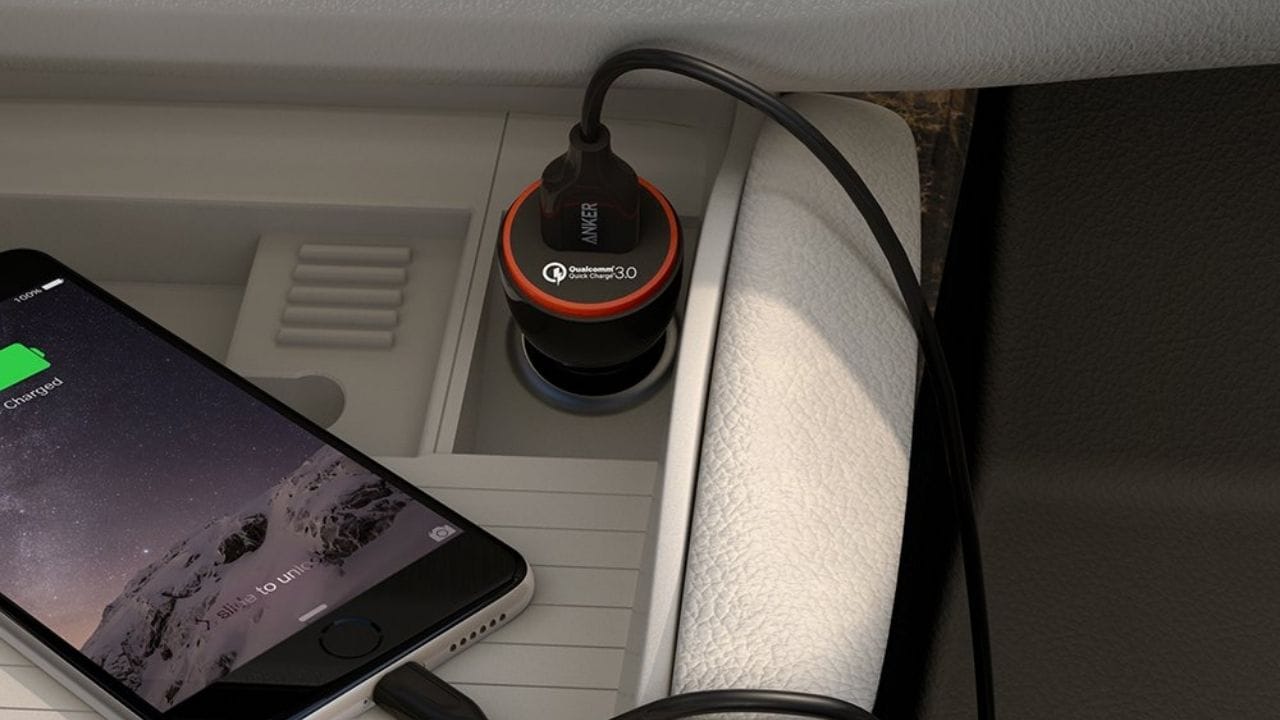 પરંતુ જો તમારી કાર જૂની છે અથવા તમે 12-વોલ્ટ સોકેટમાં એડેપ્ટરનો ઉપયોગ કરો છો, તો થોડી સાવચેતી રાખવી જરૂરી છે. કેટલીક કારમાં એન્જિન બંધ થયા પછી પણ 12V પોર્ટ ચાલુ રહે છે. જો ચાર્જર અથવા એડેપ્ટર પર લાઈટ ચાલુ રહેતી હોય, તો તેનો અર્થ છે કે તે હજુ પણ બેટરીમાંથી પાવર લઈ રહ્યું છે. આવી સ્થિતિમાં, લાંબા સમય માટે કાર પાર્ક કરતા પહેલા ચાર્જરને અનપ્લગ કરવું યોગ્ય રહેશે.