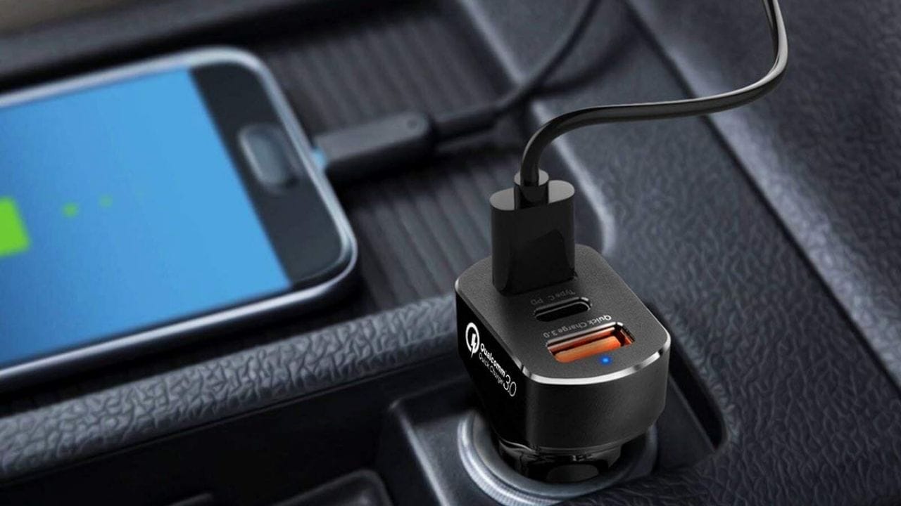 આથી, સામાન્ય રીતે નવી કારોમાં USB પોર્ટમાં ચાર્જર લગાવેલું રાખવાથી કોઈ ખાસ નુકસાન થતું નથી. પરંતુ જો તમારી કાર જૂની હોય અથવા પોર્ટ સતત પાવર આપતો હોય, તો બેટરી બચાવવા માટે સાવચેતી રાખવી વધુ સારું છે. જો તમારી કાર નવી છે અને તેમાં બિલ્ટ-ઇન USB પોર્ટ છે, તો એન્જિન બંધ થયા પછી તે આપમેળે બંધ થઈ જાય છે. જો કે, જો તમે ઈચ્છો તો, વાહનનો પાવર બંધ થાય ત્યારે પોર્ટ કેવી રીતે વર્તે છે તે ચકાસવા માટે તમે તમારી કારના મેન્યુઅલનો સંપર્ક કરી શકો છો