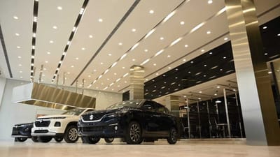 જો તમે નવી કાર ખરીદવાનું વિચારી રહ્યા છો, તો એક મહત્વનો પ્રશ્ન જરૂર ઉભો થાય છે, કે ઓટોમેટિક કાર લેવી જોઈએ કે મેન્યુઅલ? આ માત્ર ટેક્નિકલ પસંદગી નથી, પરંતુ તે તમારી રોજિંદી ડ્રાઇવિંગ અનુભવ પર સીધી અસર કરે છે. (Image Credit Source: Canva)