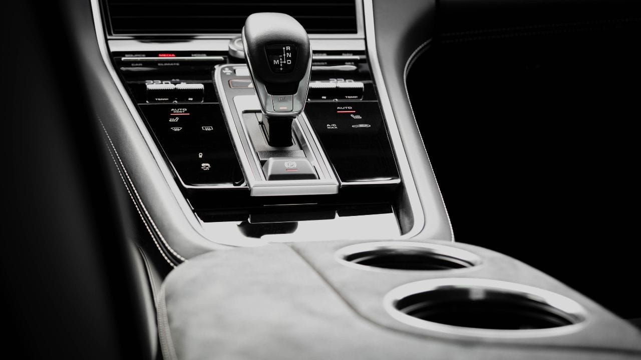 મેન્યુઅલ કારમાં ડ્રાઇવર પોતે ક્લચ અને ગિયરનો ઉપયોગ કરીને ગાડી નિયંત્રિત કરે છે. બીજી તરફ, ઓટોમેટિક કારમાં ગિયર બદલવાની પ્રક્રિયા સ્વચાલિત હોય છે, એટલે ડ્રાઇવરને ક્લચનો ઉપયોગ કરવો પડતો નથી. આ કારણે ડ્રાઇવિંગ વધુ સરળ અને આરામદાયક બની જાય છે. (Image Credit Source: Canva)