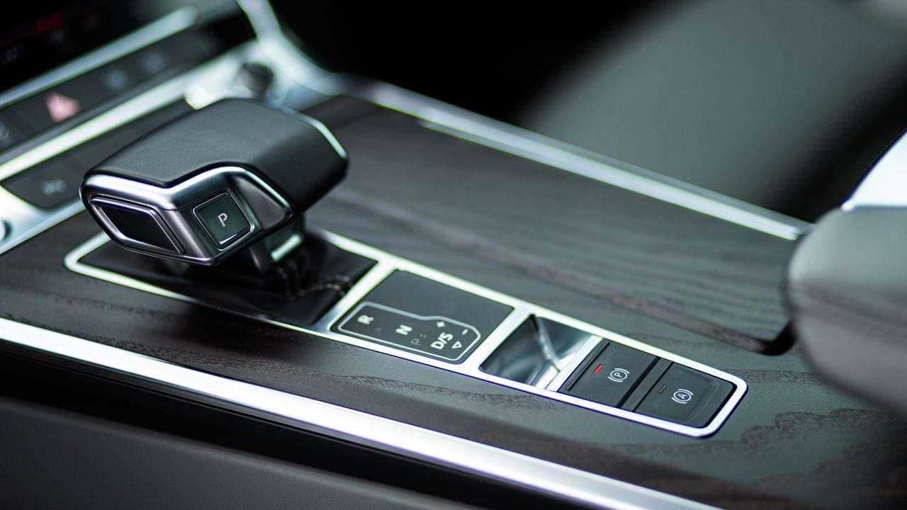 ઓટોમેટિક કાર: ખાસ કરીને શહેરોમાં ભારે ટ્રાફિકને ધ્યાનમાં રાખીને ઓટોમેટિક કાર હવે વધુ લોકપ્રિય બની રહી છે. ટ્રાફિકમાં વારંવાર ગિયર બદલવાની ઝંઝટથી છુટકારો મળે છે, જેના કારણે થાક ઓછો થાય છે. આધુનિક ટેક્નોલોજી જેવા કે CVT, AMT અને DCT ગિયરબોક્સના કારણે હવે ઓટોમેટિક કારની કામગીરી અને માઈલેજ પણ ઘણું સુધરી ગયું છે. નવા ડ્રાઇવરો માટે તો આ કાર વધુ અનુકૂળ માનવામાં આવે છે. (Image Credit Source: Canva)