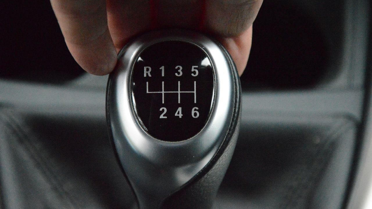 મેન્યુઅલ કાર: બીજી તરફ, મેન્યુઅલ કાર હજુ પણ ઘણા લોકો માટે પસંદગીનો વિકલ્પ છે. તેનું મુખ્ય કારણ છે તેની ઓછી કિંમત. સામાન્ય રીતે આ કાર ઓટોમેટિક મોડલની સરખામણીએ અંદાજે 1 થી 2 લાખ રૂપિયા સુધી સસ્તી મળે છે, અને તેનો મેન્ટેનન્સ ખર્ચ પણ ઓછો હોય છે. હાઇવે અથવા પહાડી રસ્તાઓ પર ડ્રાઇવિંગ કરતી વખતે મેન્યુઅલ કાર વધુ નિયંત્રણ આપે છે, જે અનુભવી ડ્રાઇવરોને વધુ પસંદ આવે છે. (Image Credit Source: Canva)