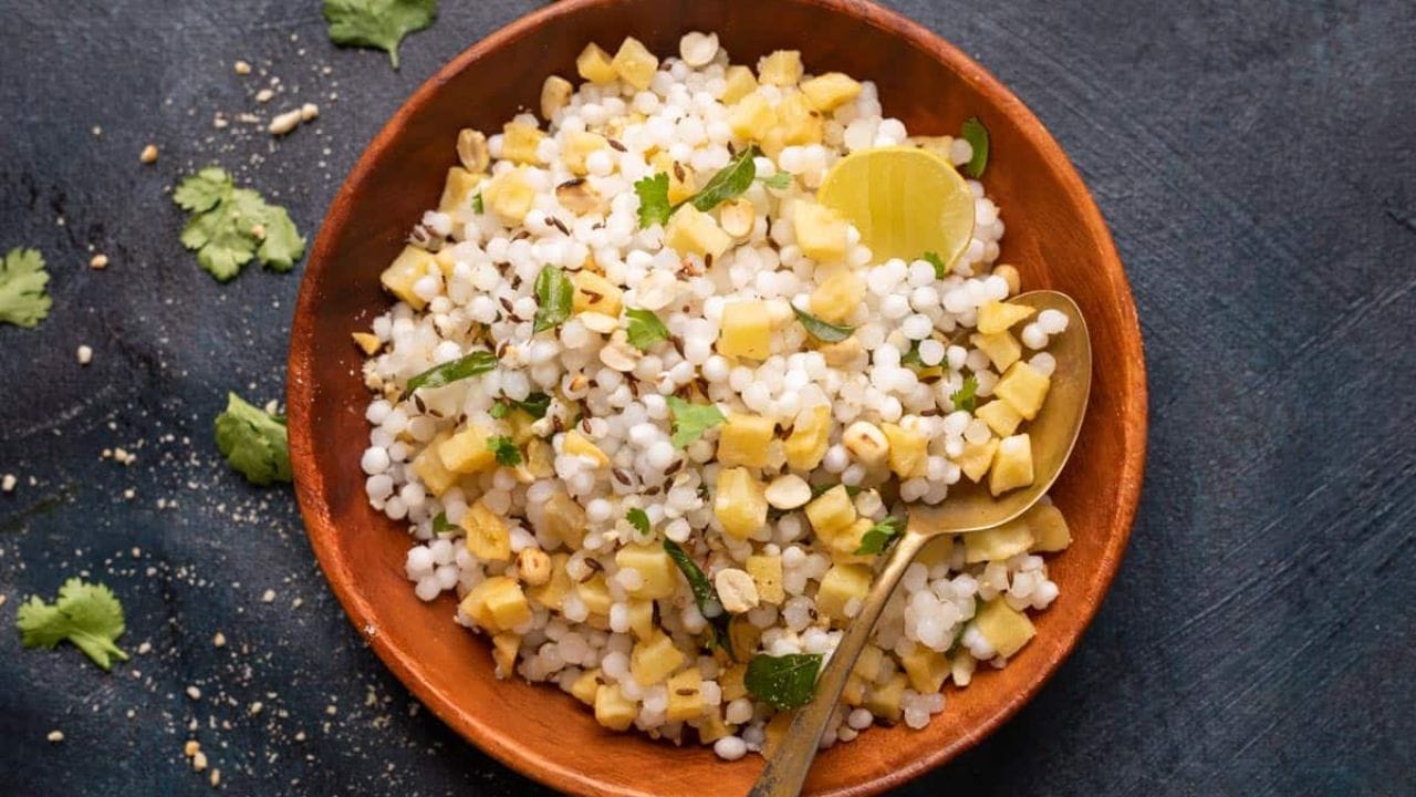 સાબુદાણા ઝડપથી ઊર્જા આપતું અને સરળતાથી પચી જાય એવું ફૂડ છે. તેથી ઉપવાસ દરમિયાન શરીરને થાક લાગતો નથી અને દિવસભર તાજગી રહે છે. (Image Credit Source: Social Media)
