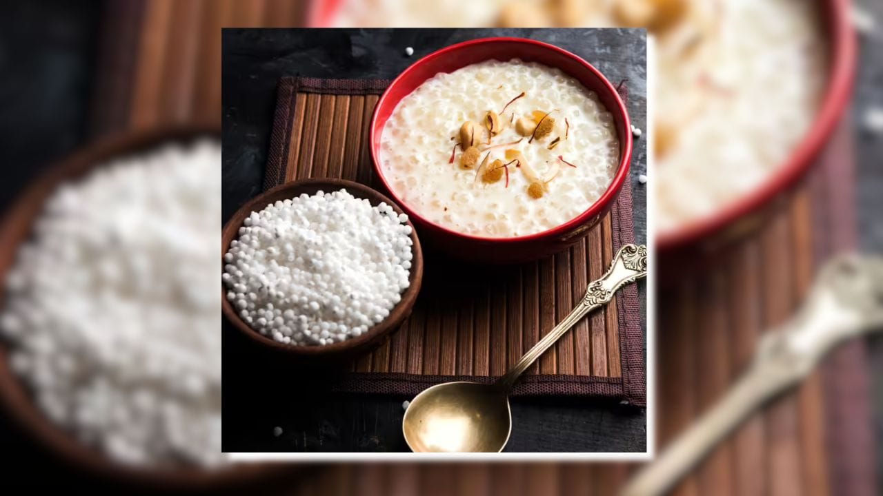 સામાન્ય રીતે સાબુદાણા ખીચડી અથવા ખીર વધુ પ્રચલિત છે, પરંતુ દરરોજ એક જ પ્રકારનું ખાવું થોડીક બોરિંગ બની શકે છે. આ માટે તમે સાબુદાણાથી બનાવેલી કેટલીક નવીન વાનગીઓ અજમાવી શકો છો. (Image Credit Source: Social Media) 
