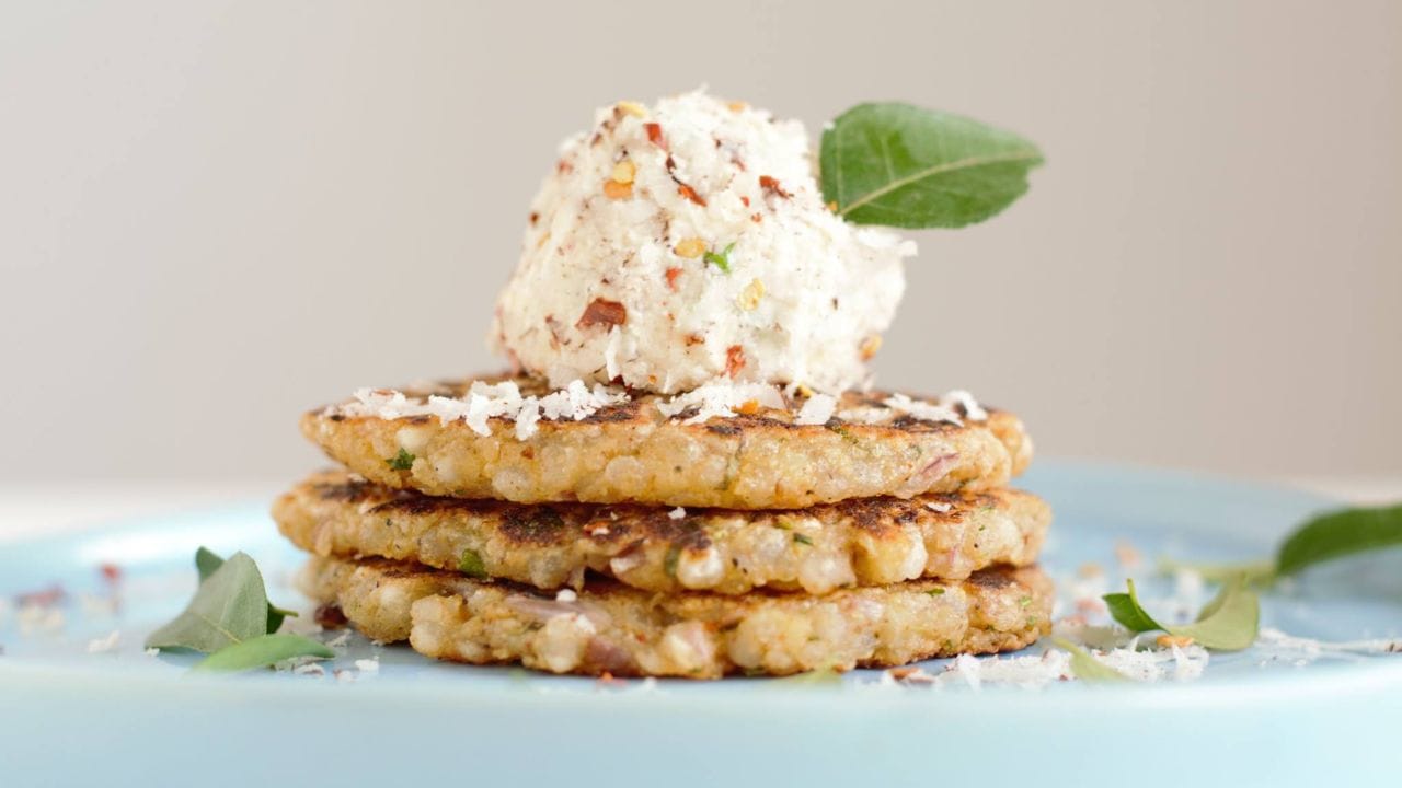 સૌપ્રથમ વાત કરીએ સાબુદાણા પેનકેકની. આ ડીશ બનાવવા માટે ભીંજવેલા સાબુદાણાને દહીં અને ઉકાળેલા બટાકા સાથે મિક્સ કરીને તવા પર શેકવામાં આવે છે. આ એક હળવી અને ટેસ્ટી ડીશ છે. (Image Credit Source: Social Media)
