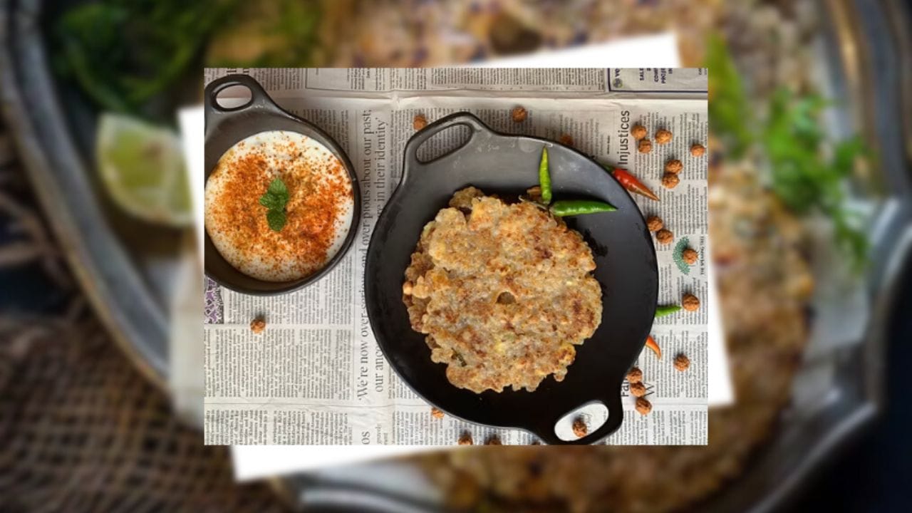 સાબુદાણા થાલિપીઠ પણ એક નવીન વિકલ્પ છે, જેમાં મસાલા અને બટાકા સાથે મિશ્રણ બનાવીને તવા પર શેકવામાં આવે છે. (Image Credit Source: Social Media)
