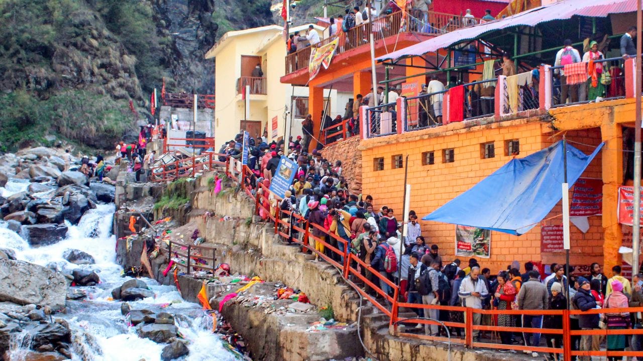 Add Pilgrim પર ક્લિક કરી તમામ ડિટેલ્સ ભરો. આ સાથે તમારે તમારું (આધાર કાર્ડ, વોટર આઈડી વગેરે) અપલોડ કરવાનું રહેશે.પ્રકિયા પુરી થયા બાદ એક યુનિક રજિસ્ટ્રેશન નંબર(URN) જનરેટ થશે. ત્યારબાદ તમે તમારું 'ટ્રાવેલ રજીસ્ટ્રેશન ફોર્મ' ડાઉનલોડ કરો.