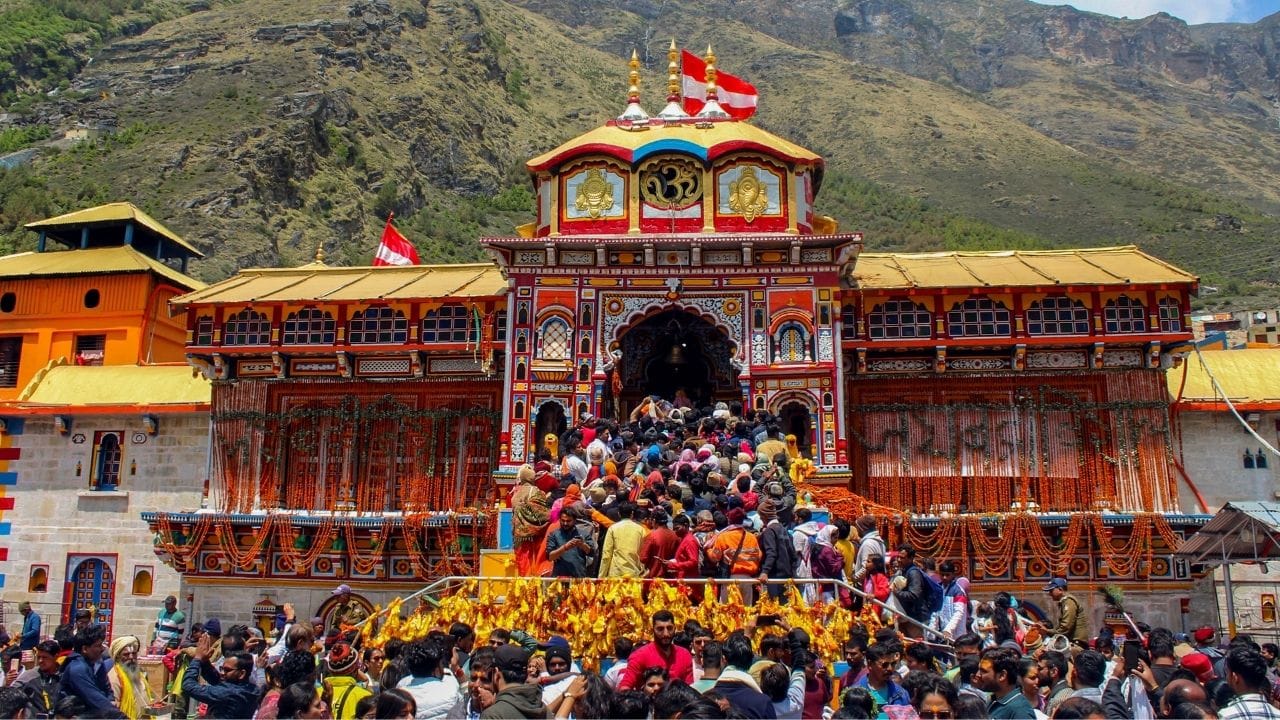 રજિસ્ટ્રેશન મોબાઇલ એપ અથવા વોટ્સએપ દ્વારા પણ કરી શકાય છે.ચારધામ યાત્રા માટે શ્રદ્ધાળુઓ મોબાઈલ એપ'Tourist Care Uttarakhand' ડાઉનલોડ કરીને પણ ઓનલાઈન રજિસ્ટ્રેશન કરી શકે છે. 