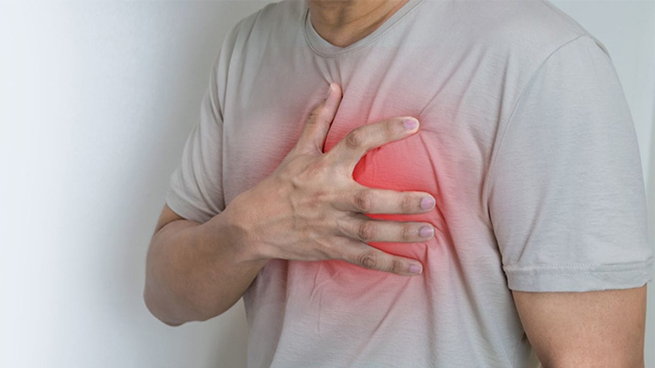 આજના ઝડપી ગતિશીલ વિશ્વમાં, આપણી ખાવાની આદતો અને જીવનશૈલીમાં ઝડપી ફેરફાર થયા છે. જંક ફૂડના સેવન, શારીરિક પ્રવૃત્તિમાં ઘટાડો અને સતત તણાવને કારણે, હૃદય સંબંધિત સમસ્યાઓ પહેલા કરતાં વધુ વારંવાર જોવા મળી રહી છે. બીજા શબ્દોમાં કહીએ તો, આધુનિક સમયમાં તે ખૂબ સામાન્ય બની ગઈ છે. પરિણામે, ઘણા લોકો અચાનક છાતીમાં દુખાવો થવા લાગે છે. અને આ દુખાવાને લોકો હાર્ટ એટેક સમજી લે છે પણ ઘણી વખત આ દુખાવો ગેસના કારણે પણ થઈ શકે છે. (ફોટો ક્રેડિટ- સોશિયલ મીડિયા)