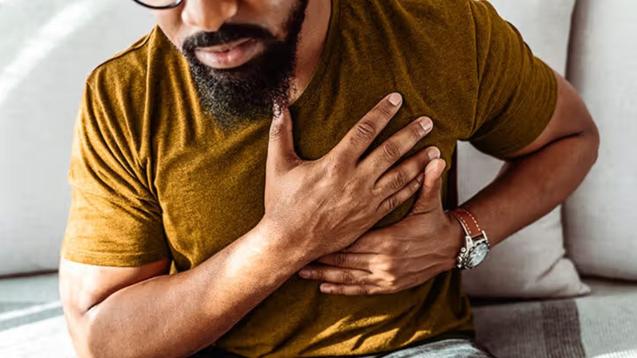  જો તમે ઘણીવાર સામાન્ય ગેસ નાની મોટી સમસ્યા સમજીને નકારી કાઢો છો, પણ ગેસનું વધી જવું નોર્મલ કરતા અસામાન્ય ગેસ થઈ જવો જીવલેણ સાબિત થઈ શકે છે, કારણ કે કેટલાક કિસ્સાઓમાં, છાતીમાં દુખાવો હાર્ટ એટેકનો પ્રારંભિક ચેતવણી સંકેત હોઈ શકે છે.  ત્યારે તમને પણ જો ક્યારેક છાતીમાં દુખાવો થયો હોય છે થાય તો તે ગેસના કારણે છે કે હાર્ટ એટેકનો લક્ષણ ચાલો અહીં સમજીએ. (ફોટો ક્રેડિટ- સોશિયલ મીડિયા)