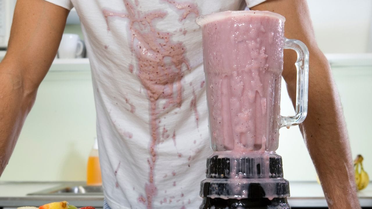 સફેદ ટૂથપેસ્ટનો ઉપયોગ કાટ અથવા જૂના ડાઘ દૂર કરવા માટે પણ કરી શકાય છે. ડાઘવાળી જગ્યા પર ટૂથપેસ્ટ લગાવો અને તેને થોડીવાર માટે રહેવા દો. પછી, કપડાંને હળવા હાથે ઘસો અને કોગળા કરો. આ ડાઘ ઘટાડવામાં મદદ કરશે.
Credits: Getty Images