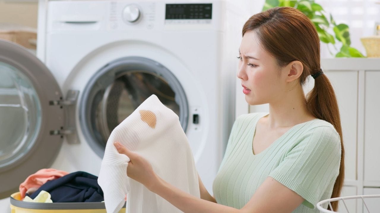 આપણા રોજિંદા જીવનમાં કપડાં પર ડાઘ પડવા એ એક સામાન્ય ઘટના બની ગઈ છે. ક્યારેક રસોઈ બનાવતી વખતે તેલ કે હળદરના ડાઘા પડે છે, અથવા ક્યારેક પેનની શાહી, ધૂળ, ચા, કોફી કે લિપસ્ટિકના ડાઘા કપડાંને બગાડે છે. લોકો ઘણીવાર તેમને સાફ કરવા માટે મોંઘા કેમિકલ ઉત્પાદનોનો ઉપયોગ કરે છે, પરંતુ તેમ છતાં, ડાઘ સંપૂર્ણપણે અદૃશ્ય થતા નથી, અને કપડાં તેમની ચમક ગુમાવે છે. વારંવાર ધોવા પછી પણ હઠીલા ડાઘા રહે તે પણ સામાન્ય છે.