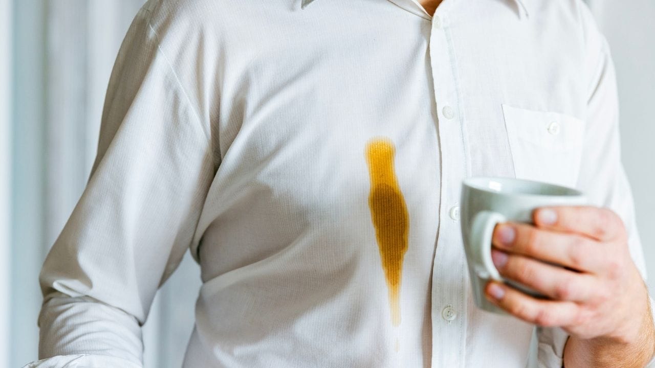 ચા, કાટ, ગ્રીસ, પરસેવાથી થતા ડાઘ સાફ કરવા ખાસ કરીને મુશ્કેલ હોય છે. જો યોગ્ય પદ્ધતિનો ઉપયોગ કરવામાં આવે, તો આ ડાઘ કેટલીક સામાન્ય ઘરગથ્થુ વસ્તુઓથી સરળતાથી દૂર કરી શકાય છે. તો ચાલો આજે તમને જણાવીએ કે તમે ફક્ત બે મિનિટમાં તમારા કપડા પરથી હઠીલા ડાઘ કેવી રીતે દૂર કરી શકો છો.