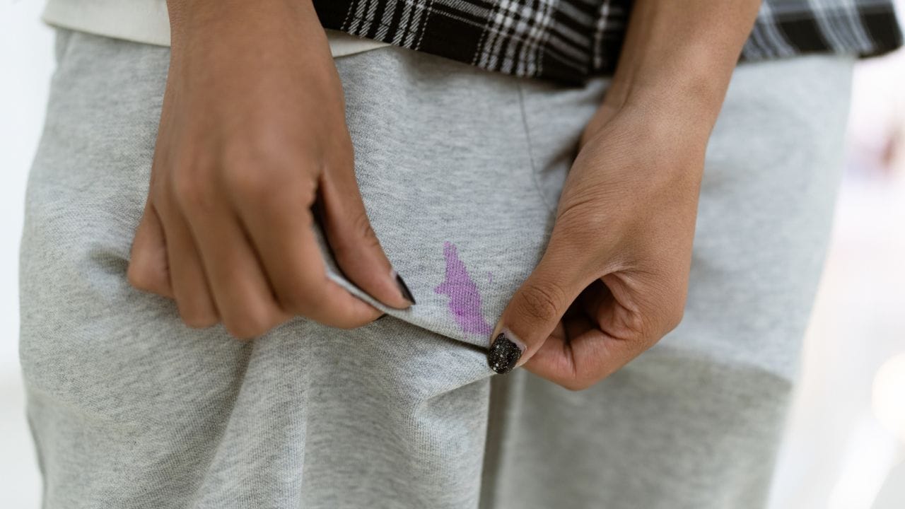 જો તમારા કપડા પર લિપસ્ટિકનો ડાઘ હોય, તો તમે હેરસ્પ્રે અથવા લિક્વિડ ડિટર્જન્ટનો ઉપયોગ કરી શકો છો. ડાઘવાળા વિસ્તાર પર હેરસ્પ્રે સ્પ્રે કરો અને તેને 10 થી 15 મિનિટ માટે રહેવા દો. પછી, ભીના કપડાથી તે વિસ્તારને હળવા હાથે સાફ કરો. આ ડાઘ દૂર કરવામાં મદદ કરી શકે છે.