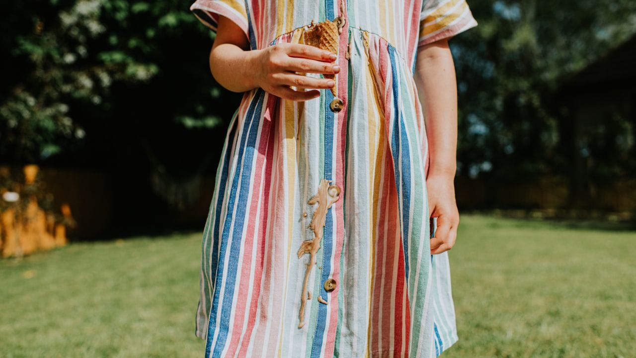 બેકિંગ સોડા કપડા પરથી ડાઘ દૂર કરવામાં પણ મદદરૂપ થઈ શકે છે. આ કરવા માટે, બેકિંગ સોડાને થોડા પાણીમાં ભેળવીને પેસ્ટ બનાવો અને તેને ડાઘવાળી જગ્યા પર લગાવો. થોડીવાર પછી, કપડાને હળવા હાથે ઘસો અને તેને ધોઈ લો. આનાથી ડાઘ ઝડપથી ઓછા થઈ શકે છે