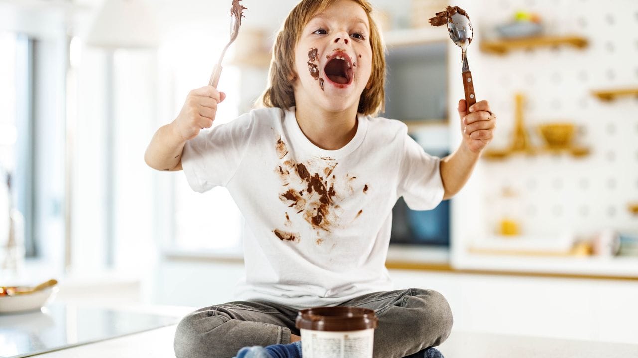 કપડાં પરથી હઠીલા ડાઘ દૂર કરવા માટે મીઠું અને લીંબુ પણ ઉપયોગી છે. ડાઘવાળી જગ્યા પર લીંબુનો રસ રેડો અને ઉપર થોડું મીઠું છાંટો. લગભગ 10 થી 15 મિનિટ પછી, કપડાને પાણીથી ધોઈ લો. આનાથી ડાઘ હળવો થશે અને તેની ચમક જળવાઈ રહેશે.