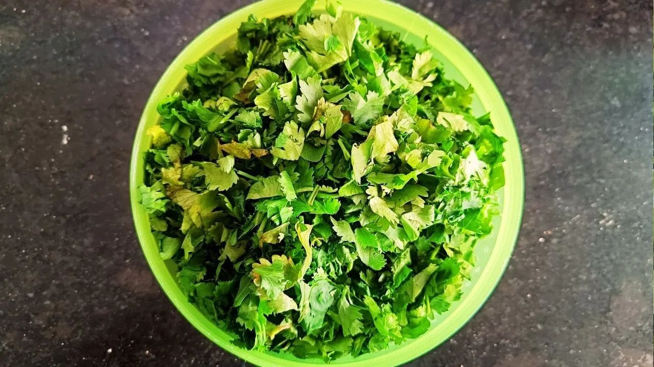 કોથમીર એક નેચરલ 'ડાયયુરેટિક' (natural diuretic) તરીકે કામ કરે છે, જે શરીરમાંથી વધારાનું સોડિયમ બહાર કાઢવામાં મદદ કરે છે. આનાથી કોલેસ્ટ્રોલ અને હાઈ બ્લડ પ્રેશરને નિયંત્રિત કરવામાં મદદ મળી શકે છે. આ સિવાય ઘણા સંશોધનો દર્શાવે છે કે, તેનું નિયમિત સેવન હૃદય રોગના જોખમને ઘટાડી શકે છે. ટૂંકમાં, સ્વાસ્થ્ય માટે આ એક ઉત્તમ વિકલ્પ છે.