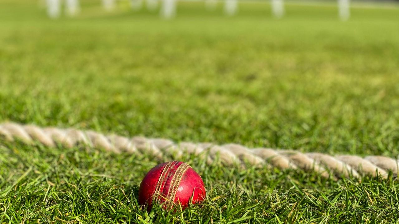 આ ઘટનાક્રમ સ્પષ્ટ કરે છે કે આજના અત્યંત જોડાયેલા વિશ્વમાં કોઈ પણ ક્ષેત્ર વૈશ્વિક રાજનીતિ કે યુદ્ધથી અલિપ્ત રહી શકે નહીં. ડ્યુક્સ બોલની આ તંગી માત્ર લોજિસ્ટિક્સની ખામી નથી, પરંતુ તે બદલાતા જતા ભૌગોલિક-રાજકીય સમીકરણોનું પ્રતિબિંબ છે. તે સાબિત કરે છે કે ક્રિકેટના મેદાનની સીમાઓ ભલે ચોક્કસ હોય, પણ તેની સફળતાનો દોર હજારો માઈલ દૂરના રણમેદાનો અને કુશળ કારીગરોના હાથો સાથે જોડાયેલો છે.
Credits: Getty Images