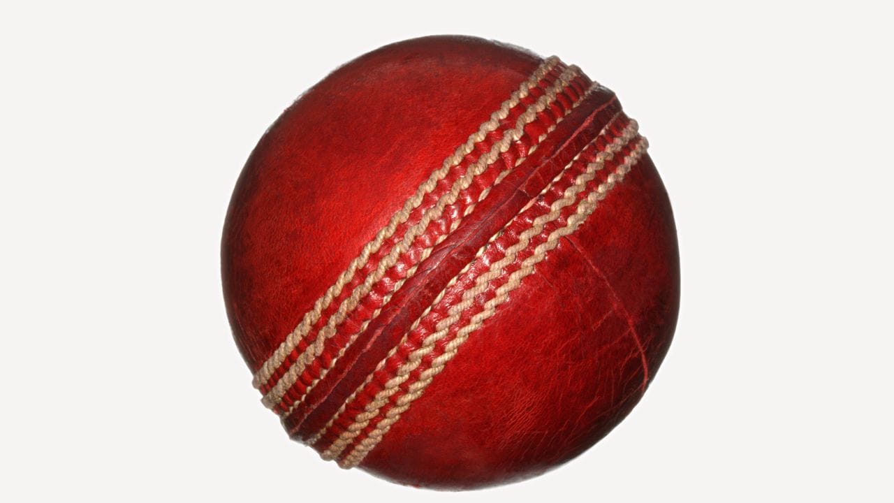 શું તમે ક્યારેય કલ્પના કરી છે કે પશ્ચિમ એશિયાના રણમેદાનમાં ગુંજતા તોપમારાના અવાજોની અસર હજારો કિલોમીટર દૂર ઇંગ્લેન્ડના શાંત ક્રિકેટ મેદાન પર પડી શકે? માર્ચ 2026ના આ સમયગાળામાં રમતગમતની દુનિયા અત્યારે એક અત્યંત જટિલ અને અણધાર્યા સંકટનો સામનો કરી રહી છે. 3 એપ્રિલથી ઇંગ્લેન્ડમાં પ્રતિષ્ઠિત ‘કાઉન્ટી ચેમ્પિયનશિપ’નો પ્રારંભ થઈ રહ્યો છે, પરંતુ આ વખતે મેદાન પર ખેલાડીઓ ઉતરે તે પહેલાં જ પડદા પાછળ એક મોટું સંકટ આકાર લઈ રહ્યું છે, ક્રિકેટ બોલની ભારે અછત. ઈરાન, ઈઝરાયેલ અને અમેરિકા વચ્ચે વકરી રહેલા યુદ્ધે માત્ર વૈશ્વિક રાજકારણને જ નહીં, પણ ક્રિકેટના અત્યંત સંવેદનશીલ ગણાતા સપ્લાય ચેઈન લોજિસ્ટિક્સને પણ હચમચાવી દીધું છે.