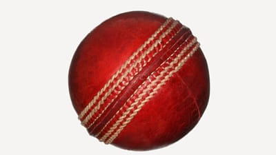 શું તમે ક્યારેય કલ્પના કરી છે કે પશ્ચિમ એશિયાના રણમેદાનમાં ગુંજતા તોપમારાના અવાજોની અસર હજારો કિલોમીટર દૂર ઇંગ્લેન્ડના શાંત ક્રિકેટ મેદાન પર પડી શકે? માર્ચ 2026ના આ સમયગાળામાં રમતગમતની દુનિયા અત્યારે એક અત્યંત જટિલ અને અણધાર્યા સંકટનો સામનો કરી રહી છે. 3 એપ્રિલથી ઇંગ્લેન્ડમાં પ્રતિષ્ઠિત ‘કાઉન્ટી ચેમ્પિયનશિપ’નો પ્રારંભ થઈ રહ્યો છે, પરંતુ આ વખતે મેદાન પર ખેલાડીઓ ઉતરે તે પહેલાં જ પડદા પાછળ એક મોટું સંકટ આકાર લઈ રહ્યું છે, ક્રિકેટ બોલની ભારે અછત. ઈરાન, ઈઝરાયેલ અને અમેરિકા વચ્ચે વકરી રહેલા યુદ્ધે માત્ર વૈશ્વિક રાજકારણને જ નહીં, પણ ક્રિકેટના અત્યંત સંવેદનશીલ ગણાતા સપ્લાય ચેઈન લોજિસ્ટિક્સને પણ હચમચાવી દીધું છે.