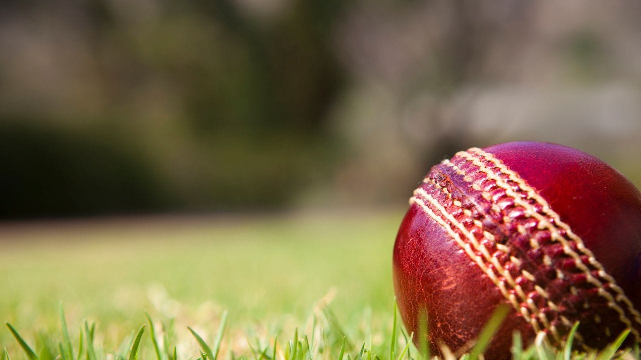 એક સંશોધનાત્મક દ્રષ્ટિકોણથી જોઈએ તો, 'ડ્યુક્સ' (Dukes) ભલે બ્રિટિશ બ્રાન્ડ હોય, પરંતુ તેનો 'આત્મા' દક્ષિણ એશિયામાં વસે છે. આ માત્ર રમતનું સાધન નથી, પણ વૈશ્વિક નિર્ભરતાનું એક ઉત્કૃષ્ટ ઉદાહરણ છે. બોલ માટે વપરાતું ઉચ્ચ ગુણવત્તાનું ચામડું અને અન્ય કાચો માલ ઇંગ્લેન્ડથી ભારત મોકલવામાં આવે છે. જોકે આ બોલની અસલી તાકાત તેની 'હાથથી થતી સિલાઈ' (Hand-stitching) છે, જે દક્ષિણ એશિયાના, ખાસ કરીને ભારતના કુશળ કારીગરો દ્વારા કરવામાં આવે છે. આ જટિલ પ્રક્રિયા અને 'જસ્ટ-ઈન-ટાઈમ' મેન્યુફેક્ચરિંગ મોડેલ પર વર્તમાન યુદ્ધની સ્થિતિએ પ્રહાર કર્યો છે, જેના કારણે સપ્લાય ચેઈનની નાજુકતા છતી થઈ છે.