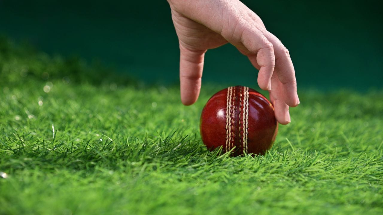 ઇંગ્લેન્ડની કાઉન્ટી ચેમ્પિયનશિપમાં 18 ટીમો વચ્ચે રમાતી આખી સીઝન માટે અંદાજે 4000 થી 5000 બોલની જરૂરિયાત હોય છે. જોકે, વર્તમાન પરિસ્થિતિમાં કંપની અત્યારે માત્ર 50 ટકા જેટલો જ પુરવઠો પૂરો પાડી શકે તેવી સ્થિતિમાં છે. એક રમત વિશ્લેષક તરીકે અહીં ચિંતા એ વાતની છે કે જો ઉચ્ચ ગુણવત્તાના ડ્યુક્સ (Dukes)  બોલની અછત સર્જાય, તો મેચમાં બોલર્સને મળતા સ્વિંગ અને સીમ મૂવમેન્ટ પર તેની સીધી અસર પડશે. રમતની નિષ્પક્ષતા અને સ્તર જાળવી રાખવા માટે જે ચોકસાઈ જરૂરી છે, તે બોલની તંગીને કારણે જોખમમાં મુકાઈ શકે છે.