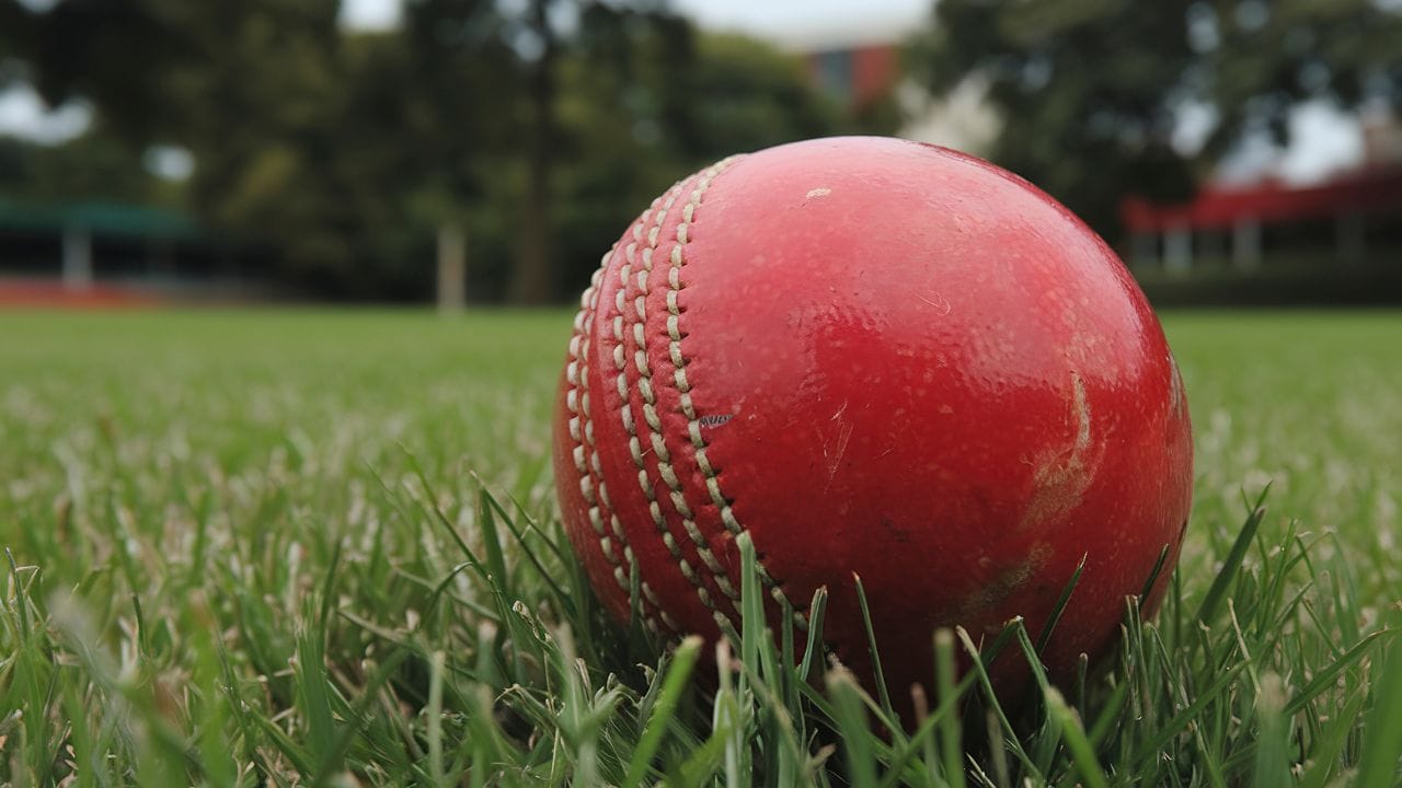 ECB નો ઈનકાર અને વાસ્તવિકતા વચ્ચેનો વિરોધાભાસ : આ સમગ્ર મામલે સૌથી ચોંકાવનારો વળાંક ત્યારે આવ્યો જ્યારે ઇંગ્લેન્ડ ક્રિકેટ બોર્ડ (ECB) એ તમામ દાવાઓને ફગાવી દીધા. બોર્ડનું કહેવું છે કે તેમની પાસે પૂરતો સ્ટોક છે અને કાઉન્ટી ક્લબોને બોલ પહોંચાડી દેવામાં આવ્યા છે. બોર્ડે એવો પણ દાવો કર્યો છે કે 4 જૂનથી શરૂ થનારી ઇંગ્લેન્ડ-ન્યૂઝીલેન્ડ ટેસ્ટ સીઝન પર પણ કોઈ અસર નહીં પડે.