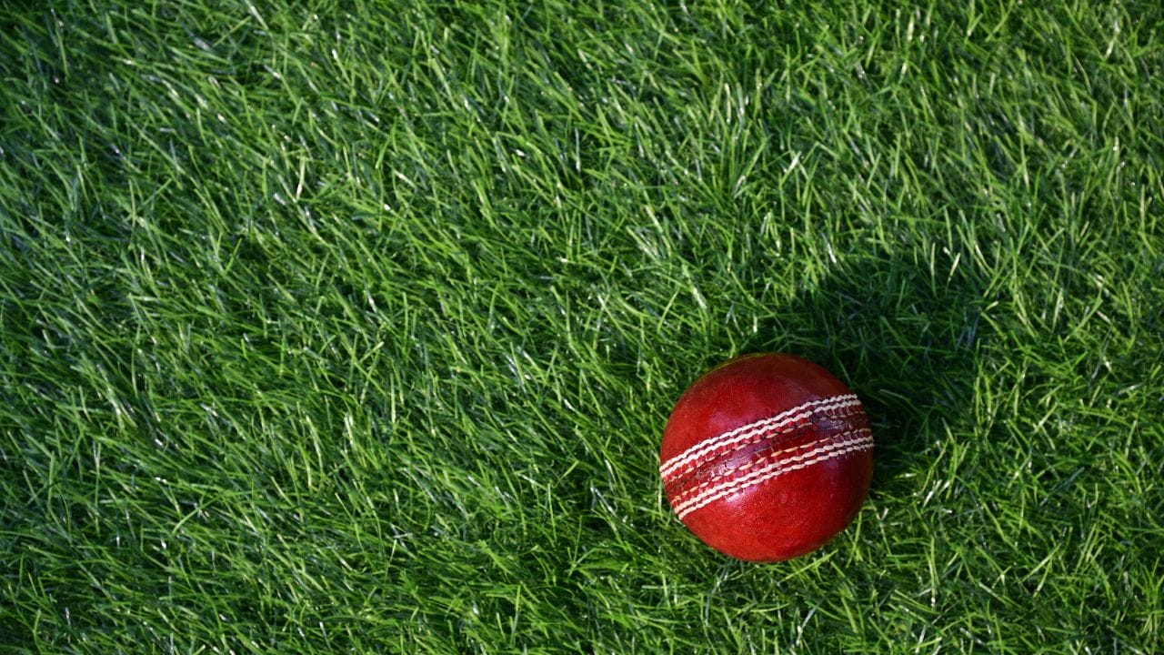 જોકે, અહીં તપાસનો વિષય એ છે કે શું બોર્ડ ખરેખર સજ્જ છે કે પછી તે આ વિવાદ પર 'ભીનું સંકેલવાનો પ્રયાસ' (Cover-up) કરી રહ્યું છે? ઉત્પાદક કંપની જ્યારે સ્પષ્ટપણે પુરવઠામાં 50 ટકાના ઘટાડાની વાત કરતી હોય, ત્યારે બોર્ડની આ નિશ્ચિંતતા એક મોટો સવાલ ઊભો કરે છે. જો સીઝન અધવચ્ચે પહોંચતા જ બોલ ખૂટી જશે, તો બોર્ડ માટે મોટી પીઆર (PR) કટોકટી સર્જાઈ શકે છે.