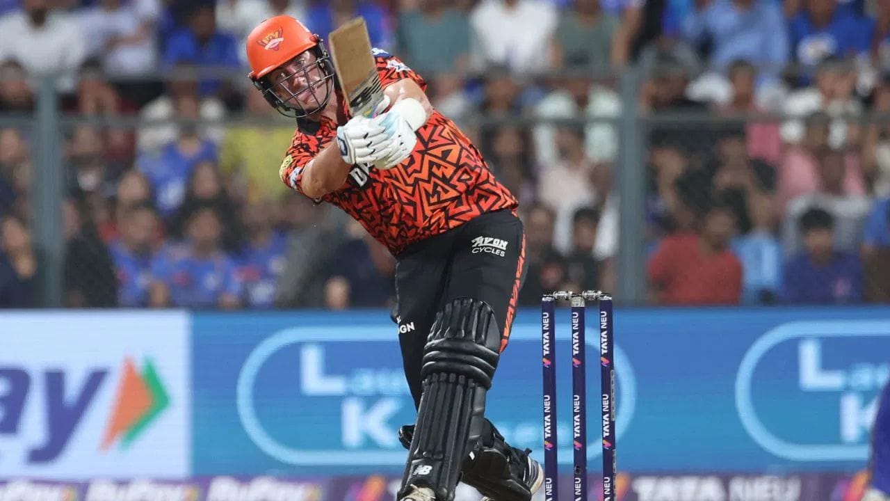 આ યાદીમાં ચોથો ખેલાડી છે સનરાઇઝર્સ હૈદરાબાદનો કેપ્ટન પેટ કમિન્સ. બોલર હોવા છતાં તેણે બુમરાહ સામે 34 બોલમાં 54 રન ફટકાર્યા છે, જેમાં પાંચ છગ્ગાનો સમાવેશ થાય છે. (PC: GETTY)