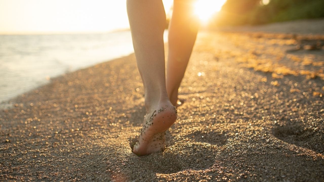 વરિષ્ઠ ડાયેટિશિયન ડૉ. ગીતિકા ચોપરા જણાવે છે કે દરરોજ માત્ર 1 કિલોમીટર ચાલવું એક નાની શરૂઆત લાગે, પરંતુ તેનું નિયમિત પાલન ખૂબ મહત્વપૂર્ણ છે. આટલું ચાલવું પણ શરીરને લાંબા સમય સુધી બેસી રહેવાની આદતમાંથી બહાર લાવે છે અને શરીરમાં ગતિશીલતા જાળવી રાખે છે.