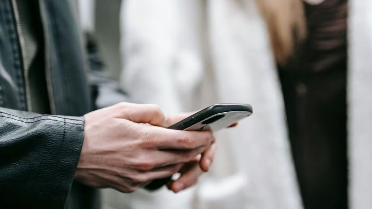 રિવ્યૂ મીટિંગમાં ઉઠ્યો મુદ્દો: એવા અહેવાલ છે કે ટેલિકોમ ક્ષેત્રને લગતી સમીક્ષા બેઠક દરમિયાન તાજેતરમાં આ મુદ્દો પ્રકાશમાં આવ્યો હતો. આ પછી, DoT ને પ્રસ્તાવનો વિગતવાર અભ્યાસ કરવા અને ડેટા પર ટેક્સ લગાવવા માટેનું મોડેલ કેવી રીતે કાર્ય કરી શકે તેની રૂપરેખા આપવા સૂચના આપવામાં આવી હતી.  (ફોટો ક્રેડિટ-AI)